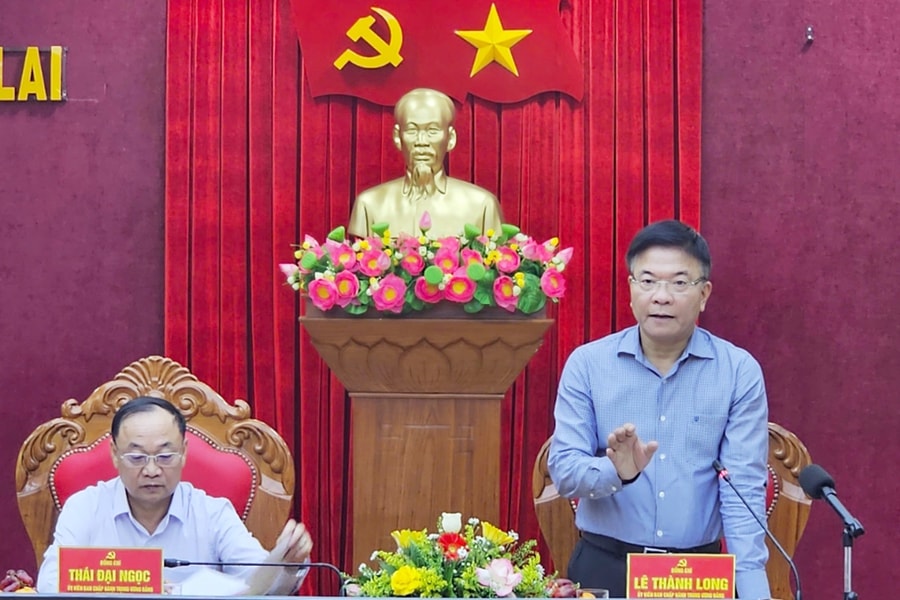Phó Thủ tướng Lê Thành Long kiểm tra, thăm hỏi người dân vùng lũ tại Gia Lai
