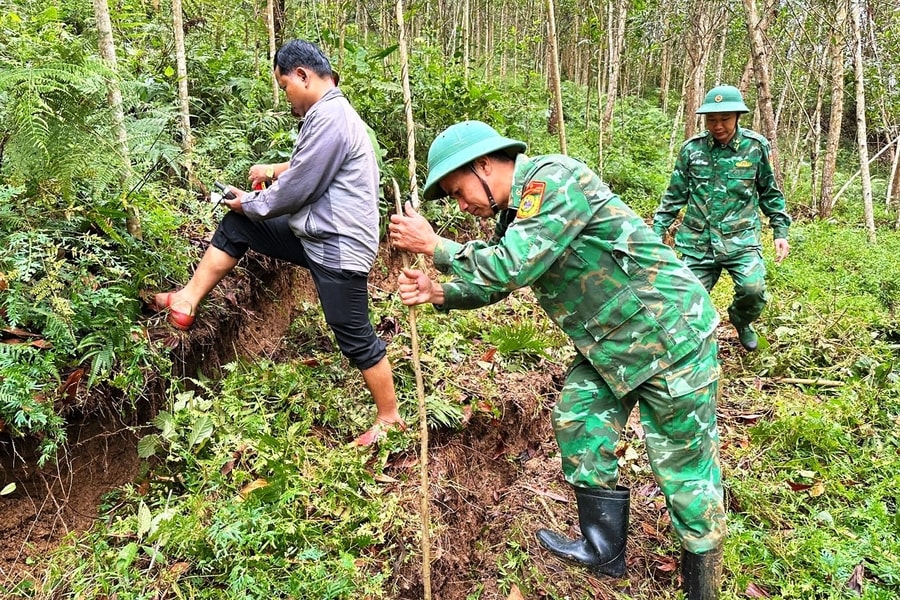 Phát hiện vết nứt dài trên núi, khẩn cấp di dời nhiều hộ dân