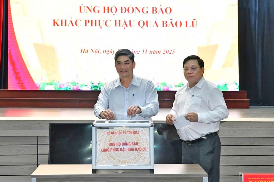 Bộ Dân tộc và Tôn giáo quyên góp ủng hộ đồng bào khắc phục hậu quả bão lũ