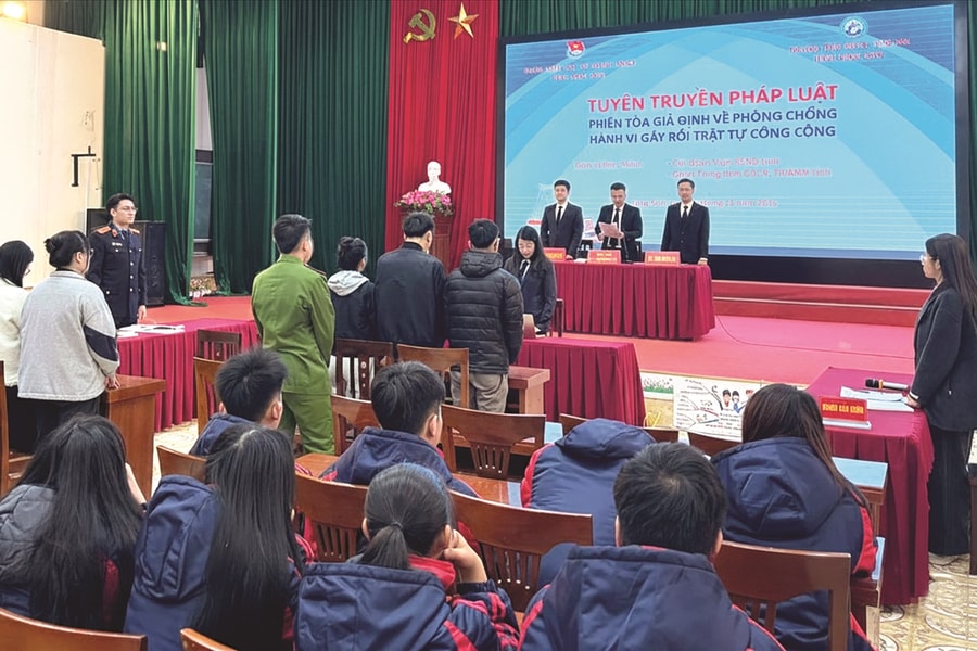 Lạng Sơn: Tuyên truyền pháp luật chuyên sâu, hơn 300 học sinh tham gia phiên tòa giả định