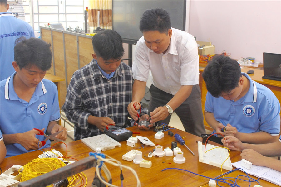 Định hướng nghề nghiệp sớm mở ra nhiều cơ hội cho thanh niên DTTS