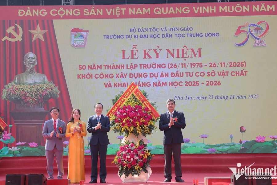 Thứ trưởng Y Vinh Tơr: Nhà trường phải là "vườn ươm văn hóa" để học sinh tự hào về nguồn cội