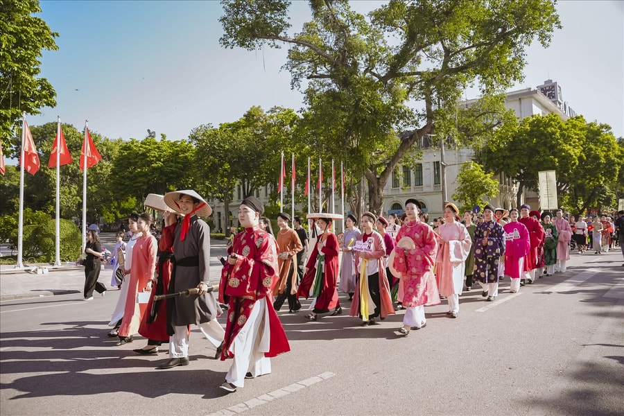 Tà áo dài Việt Nam rực rỡ sắc màu trong lễ diễu hành tại Hà Nội và Hải Phòng