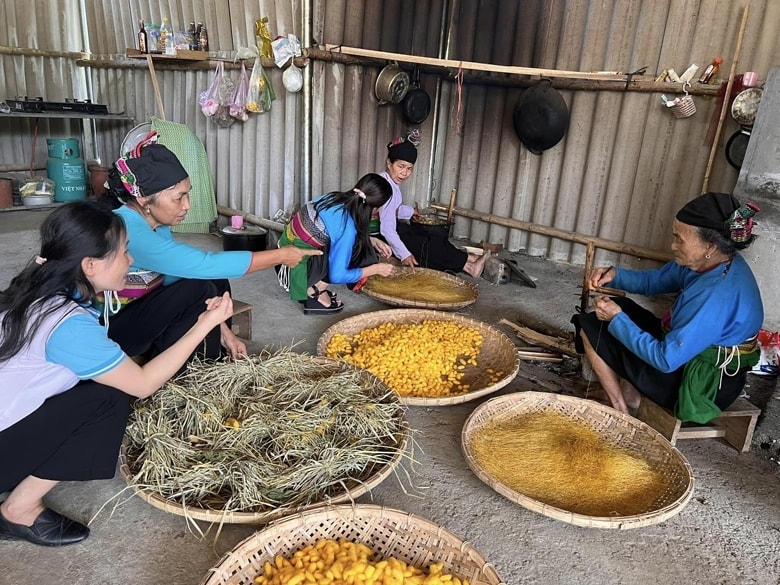 HTX Nông dược Sống Hạnh Phúc đầu tư hơn 500 triệu đồng xây dựng nhà xưởng, chế biến trà túi lọc xạ đen – cà gai leo Happy Life (OCOP 3 sao), xuất ra thị trường 3.000–4.000 hộp/tháng. HTX hiện có 3ha x