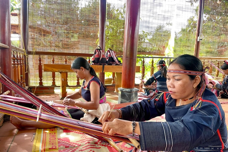 Gia Lai: Truyền dạy nghề dệt thổ cẩm, chỉnh chiêng Ba Na