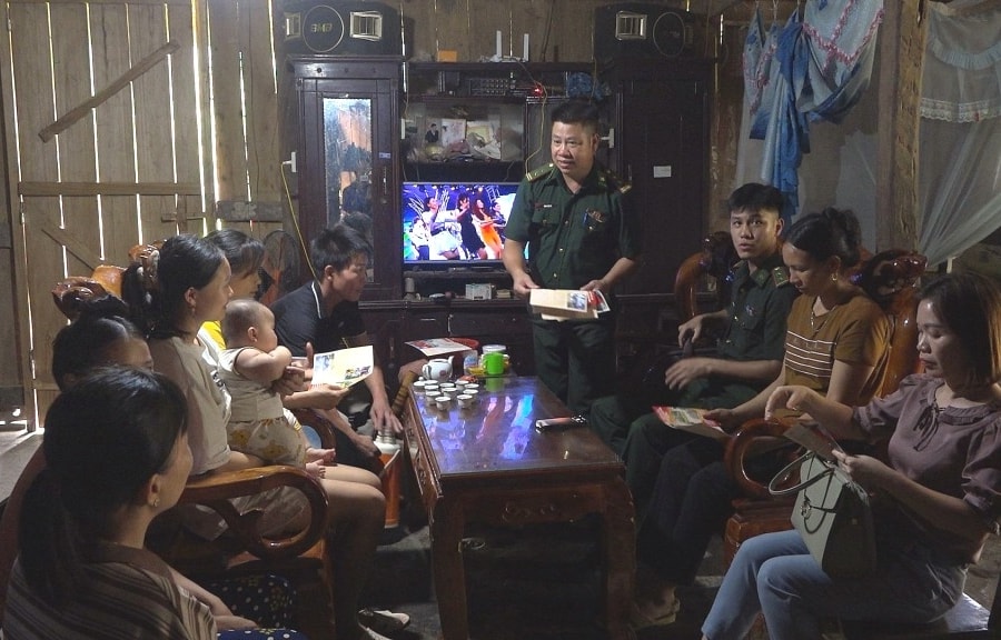 Những đứa trẻ “mang nợ” trên đỉnh Cà Lò