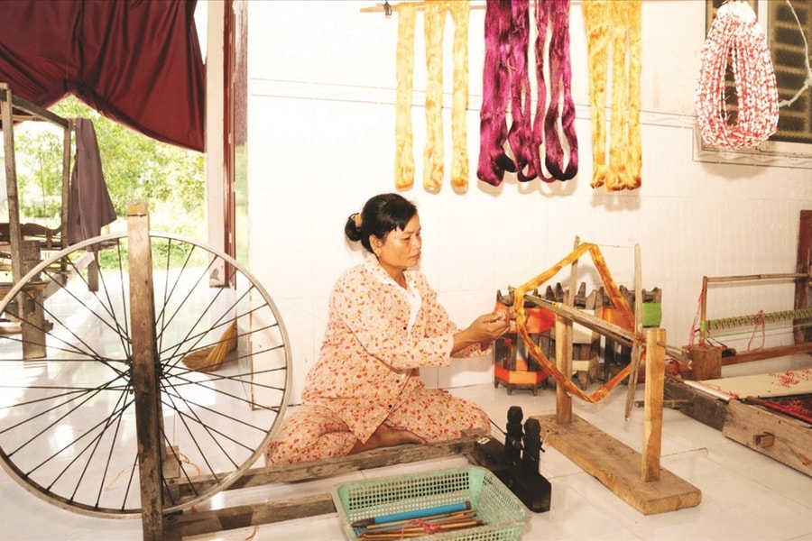 Hướng đi mới cho nghề dệt thổ cẩm truyền thống của đồng bào Khmer