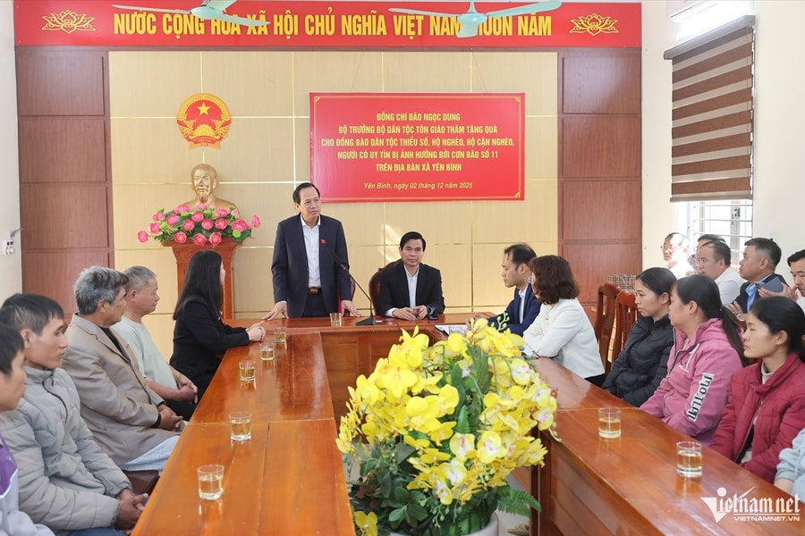 Bộ trưởng Đào Ngọc Dung tặng quà cho các gia đình bị ảnh hưởng bởi bão số 11 ở Lạng Sơn