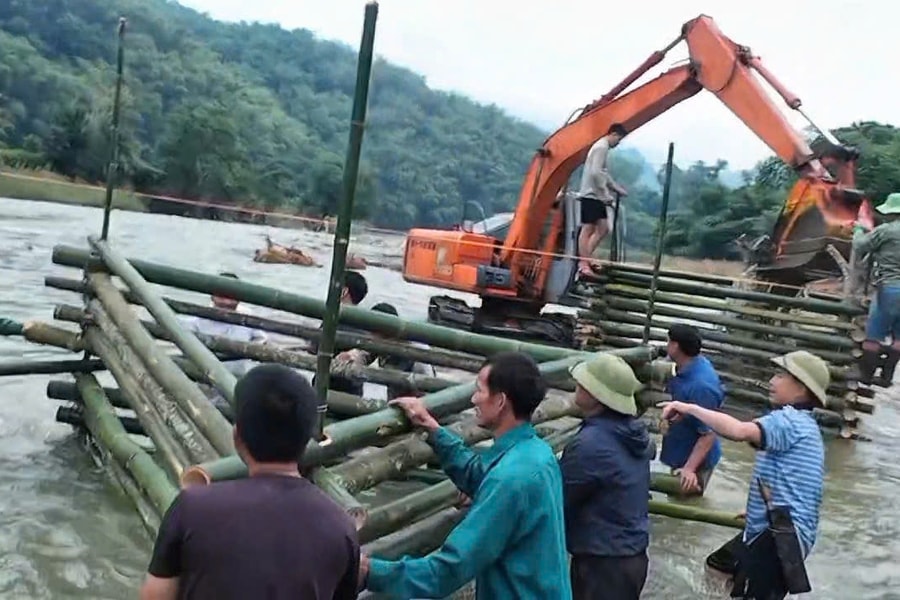 Thanh Hóa: Người dân Chung Sơn chung tay dựng cầu tạm vượt khó