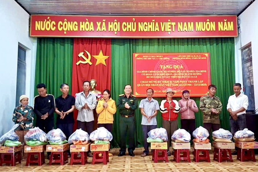 Tặng quà gia đình chính sách, người nghèo xã Ia Le, tỉnh Gia Lai