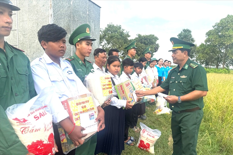 Đồn Biên phòng Phú Mỹ trao học bổng Dự án “Cán bộ, chiến sĩ Quân đội nâng bước em đến trường”