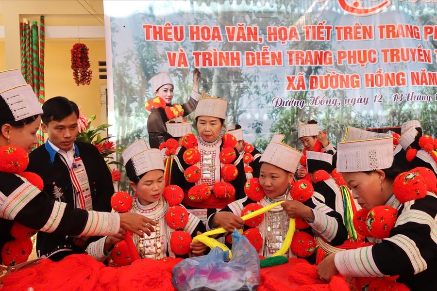 Tuyên Quang: Sôi nổi Hội thi thêu trang phục Dao đỏ tại Đường Hồng