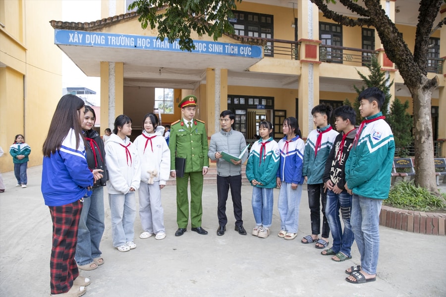 Để học sinh Tú Lệ không bỏ học lấy chồng sớm?
