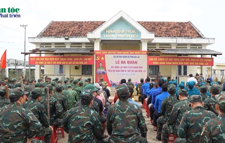Những ngôi nhà ấm tình quân dân sau bão, lũ