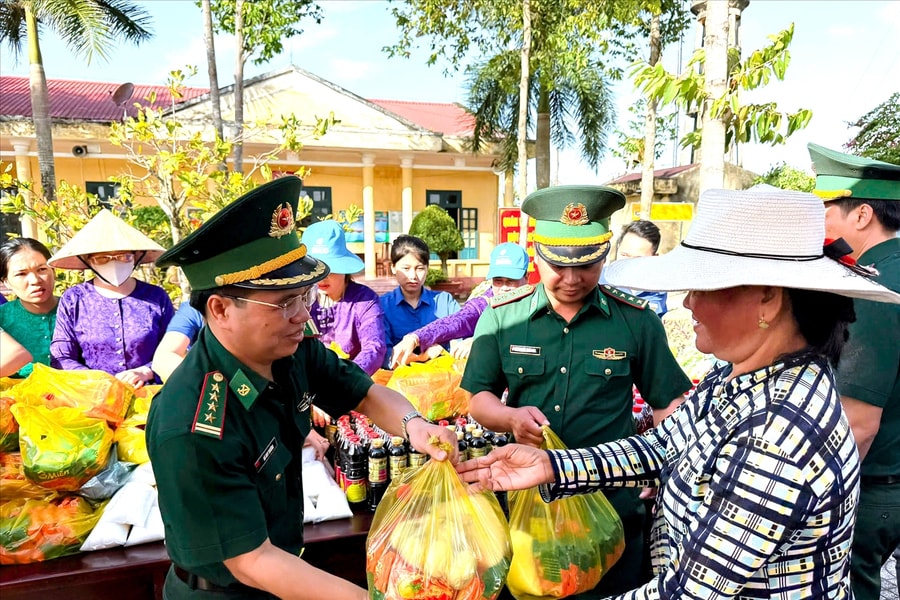 “Phiên chợ đặc biệt” 0 đồng – Dấu ấn đối ngoại nhân dân nơi biên giới biển Cần Thơ