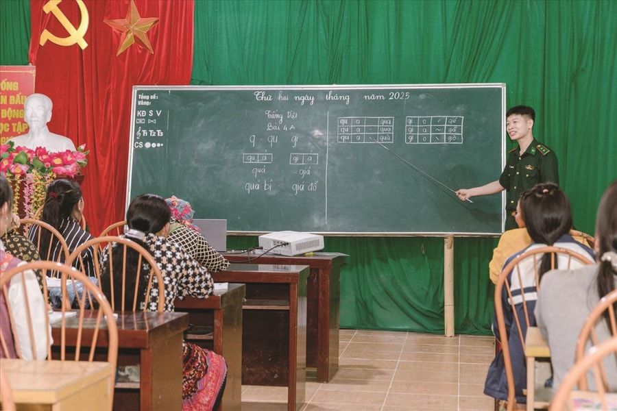 Những người "gieo chữ", giữ biên cương