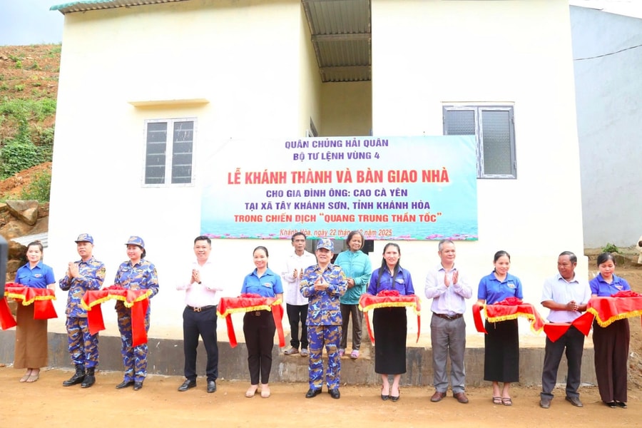 Vùng 4 Hải quân bàn giao căn nhà đầu tiên trong “Chiến dịch Quang Trung” ở Khánh Hòa