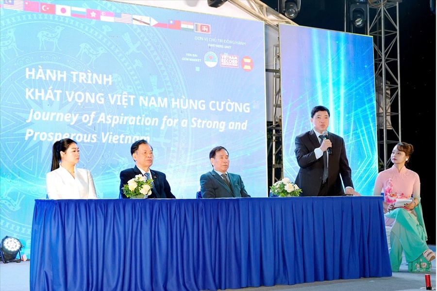 Ra mắt “Hành trình khát vọng Việt Nam hùng cường” - hành trình 34 năm theo dấu chân Bác Hồ