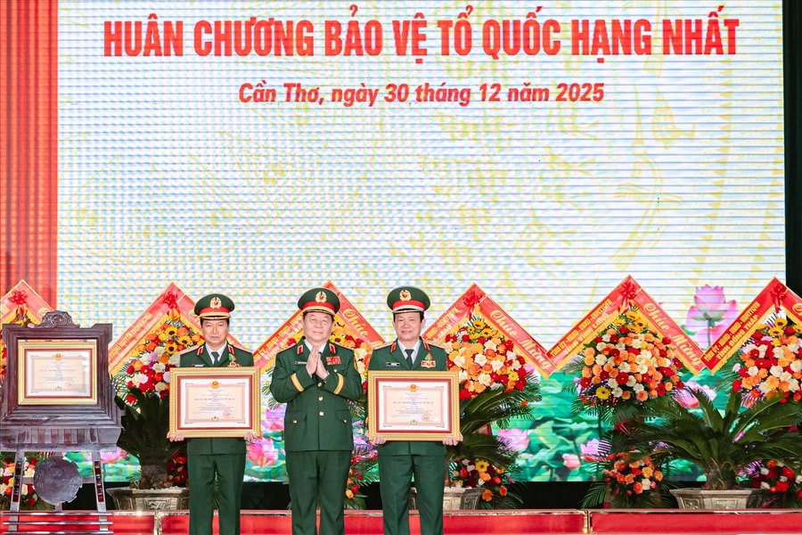 Lực lượng vũ trang Quân khu 9 đón nhận Huân chương Bảo vệ Tổ quốc hạng Nhất