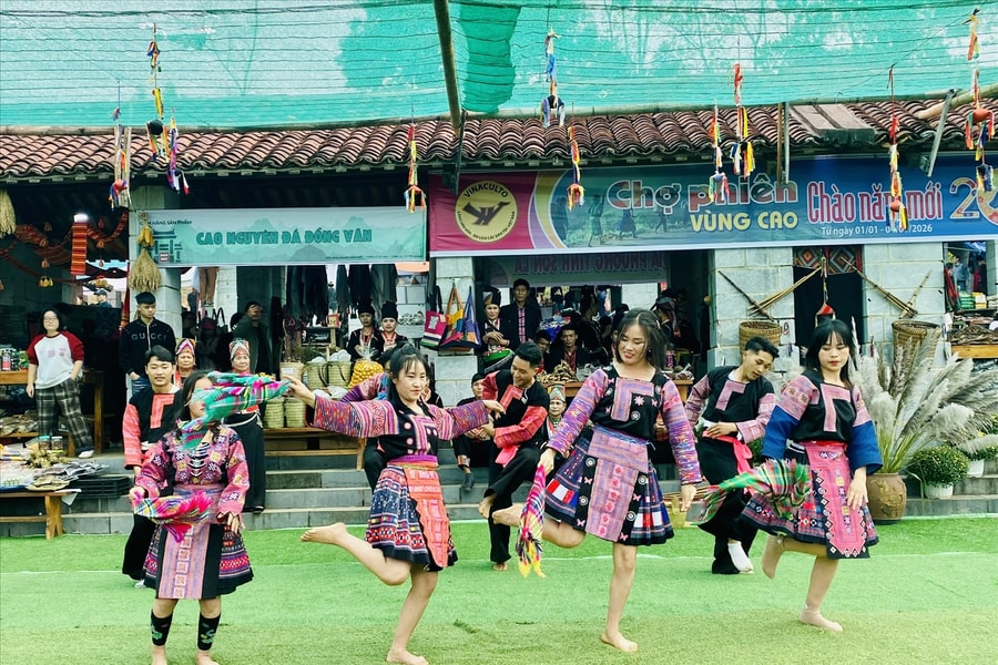 Rộn ràng sắc màu chợ phiên vùng cao giữa lòng Thủ đô