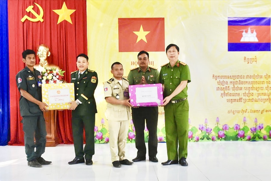 Sơ kết phong trào kết nghĩa cụm dân cư hai bên biên giới Việt Nam - Campuchia