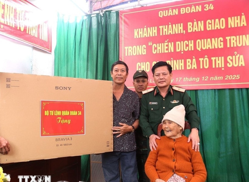 Hỗ trợ thiết bị, đồ dùng thiết yếu cho hộ gia đình khó khăn có nhà bị sập, đổ, lũ cuốn