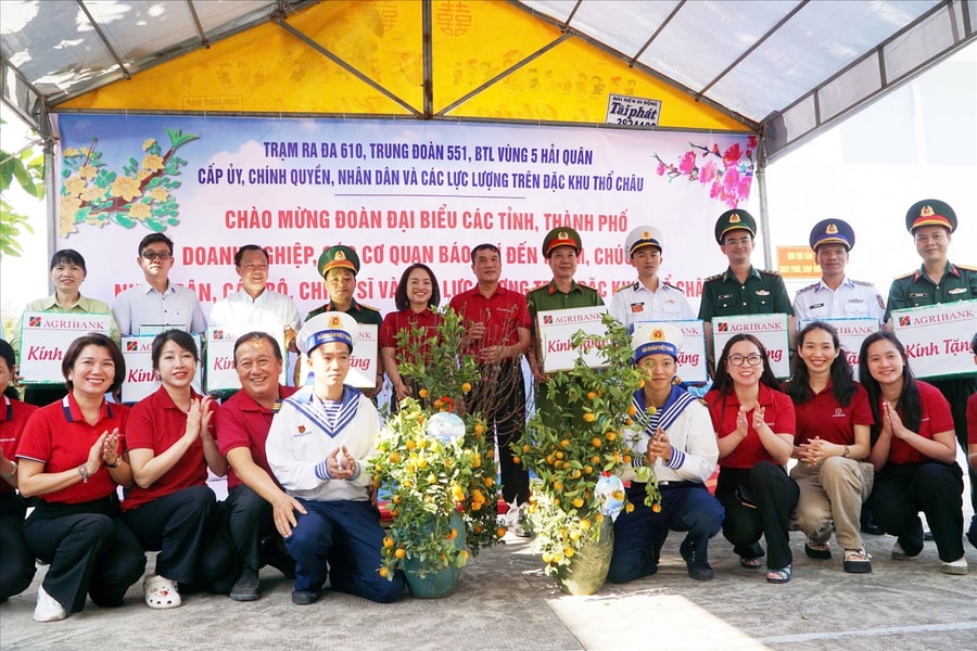 Đón Xuân sớm trên đảo tiền tiêu Thổ Chu