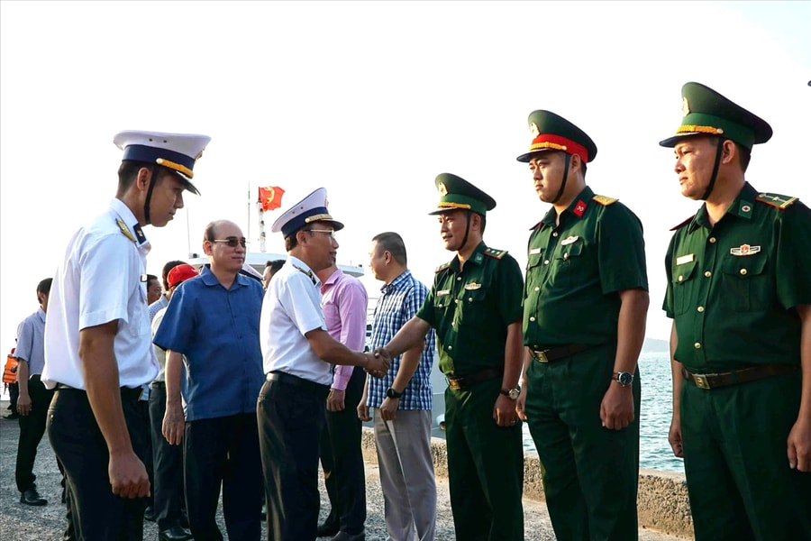 Bộ Tư lệnh Vùng 5 Hải quân thăm, chúc Tết các lực lượng vũ trang trên đảo Hòn Đốc