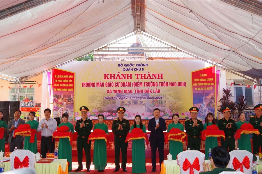Thượng tướng Trương Thiên Tô dự Lễ khánh thành trường mẫu giáo ở Yang Mao