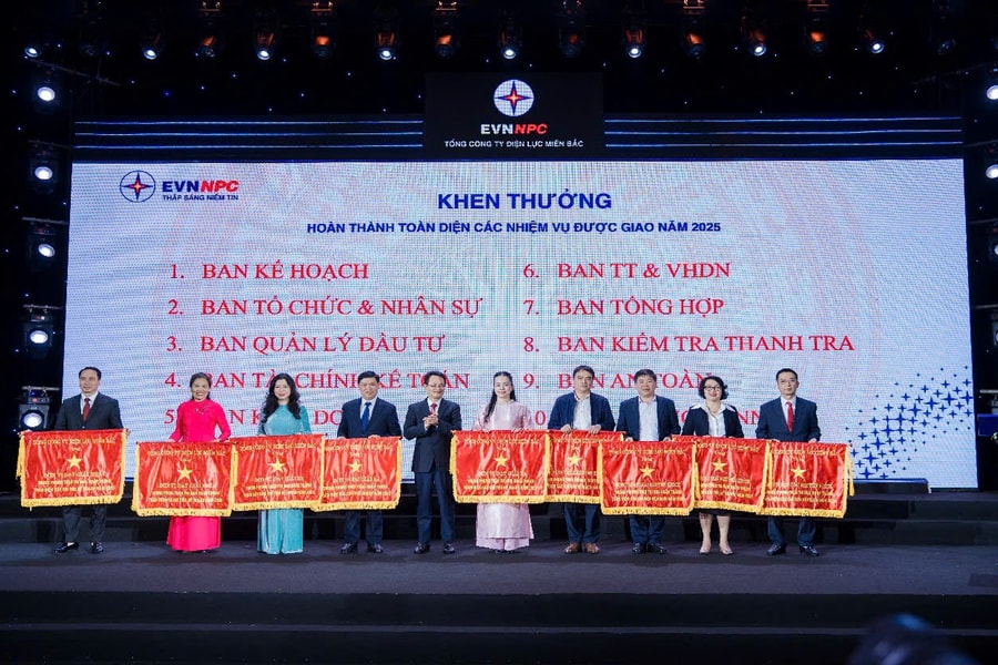EVNNPC: Nỗ lực vượt khó, khắc phục hậu quả bão lũ, thần tốc triển khai chiến dịch xóa “vùng lõm điện - lõm sóng”