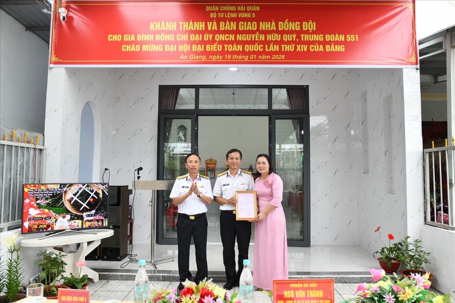 Bộ Tư lệnh Vùng 5 Hải quân bàn giao nhà đồng đội