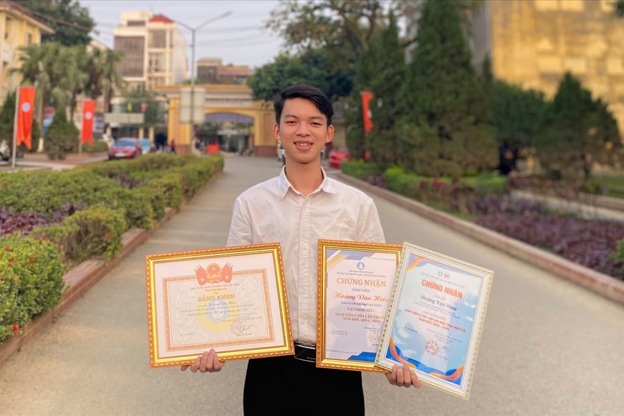 Nam sinh người Nùng và cú đúp giải Nhất khoa học
