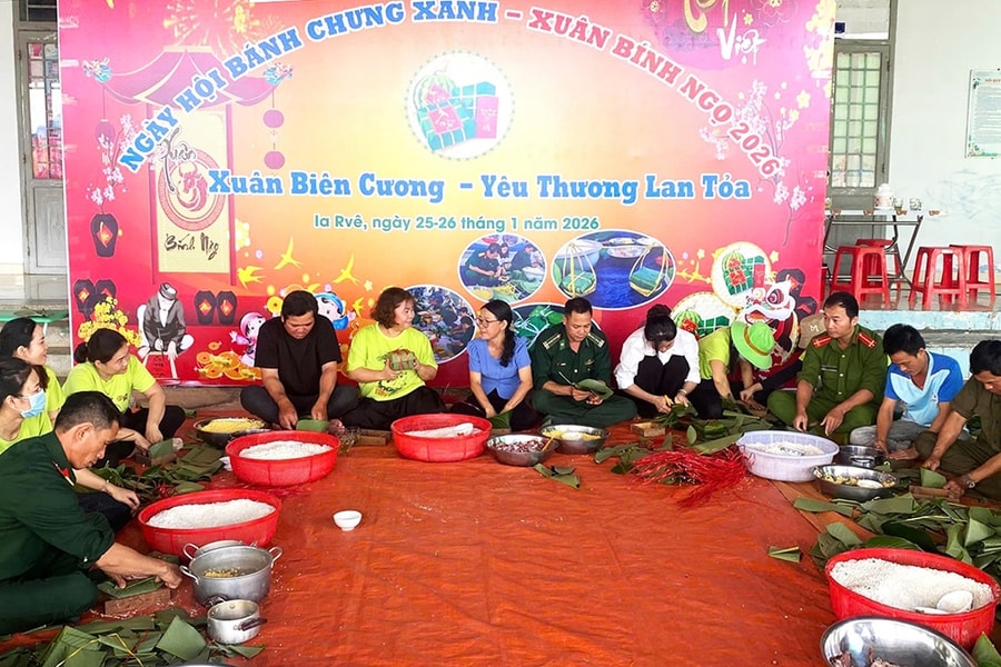“Ngày hội Bánh chưng xanh” mang niềm vui đến trẻ em biên giới Ia Rvê