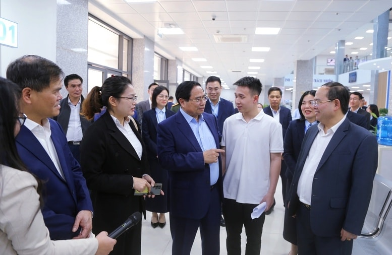 Thủ tướng: Cán bộ Trung tâm hành chính công phải chủ động, tận tâm phục vụ Nhân dân