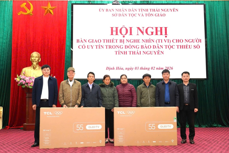Sở Dân tộc và Tôn giáo tỉnh Thái Nguyên trao Tivi thông minh cho Người có uy tín trong đồng bào DTTS