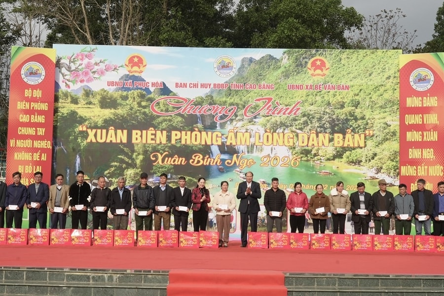 Thứ trưởng Nông Thị Hà dự Chương trình “Xuân Biên phòng ấm lòng dân bản” tại Cao Bằng