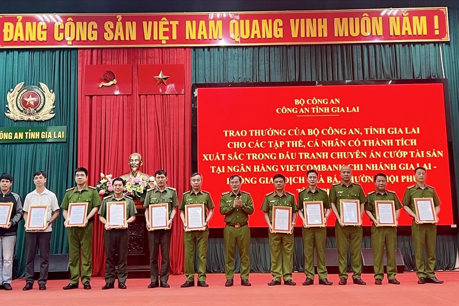 Bộ Công an khen thưởng các tập thể, cá nhân phá vụ cướp ngân hàng tại Gia Lai
