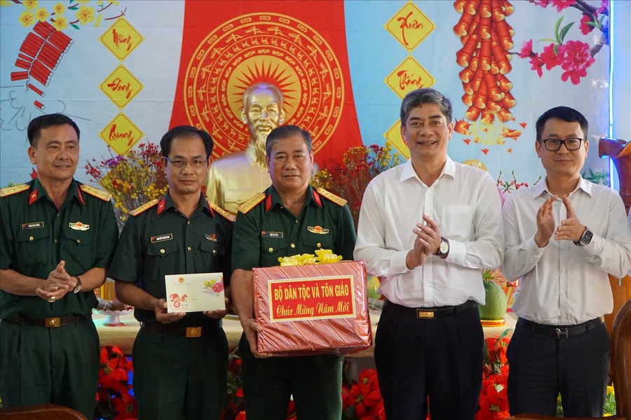 Thứ trưởng Bộ Dân tộc và Tôn giáo Y Vinh Tơr thăm, chúc Tết Đoàn Kinh tế - Quốc phòng 959