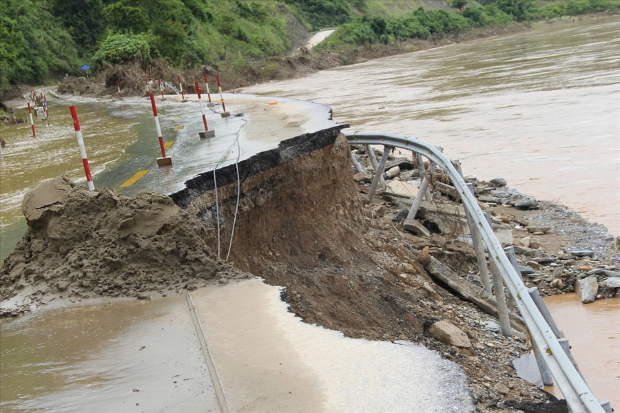 Nối lại huyết mạch giao thông miền Tây xứ Nghệ: Hệ quả khủng khiếp từ thiên tai (Bài 1)
