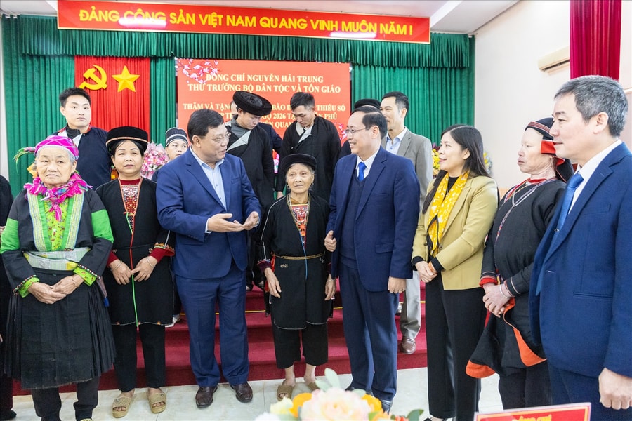 Thứ trưởng Bộ Dân tộc và Tôn giáo Nguyễn Hải Trung chúc Tết hộ nghèo, Người uy tín xã Yên Phú
