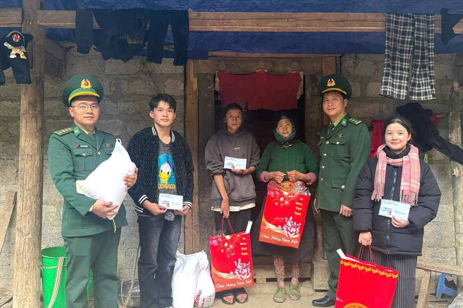 Xúc động hình ảnh cán bộ chiến sĩ Biên phòng Lũng Cú chăm lo Tết cho các con nuôi và đồng bào nghèo