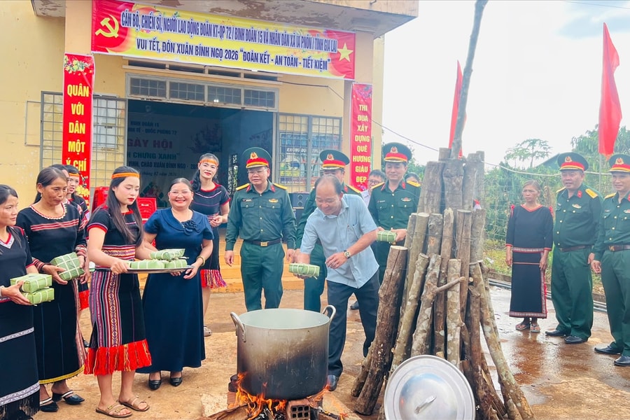 Tết về buôn làng
