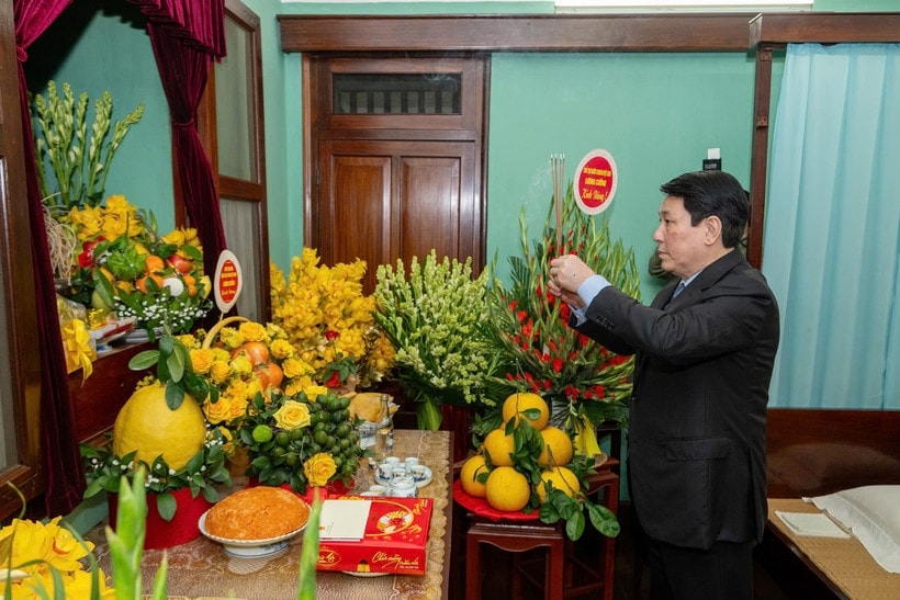 Chủ tịch nước Lương Cường dâng hương tưởng niệm Chủ tịch Hồ Chí Minh