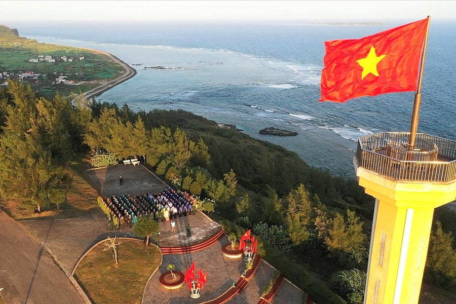 Thiêng liêng Lễ chào cờ đầu năm trên đỉnh núi Thới Lới