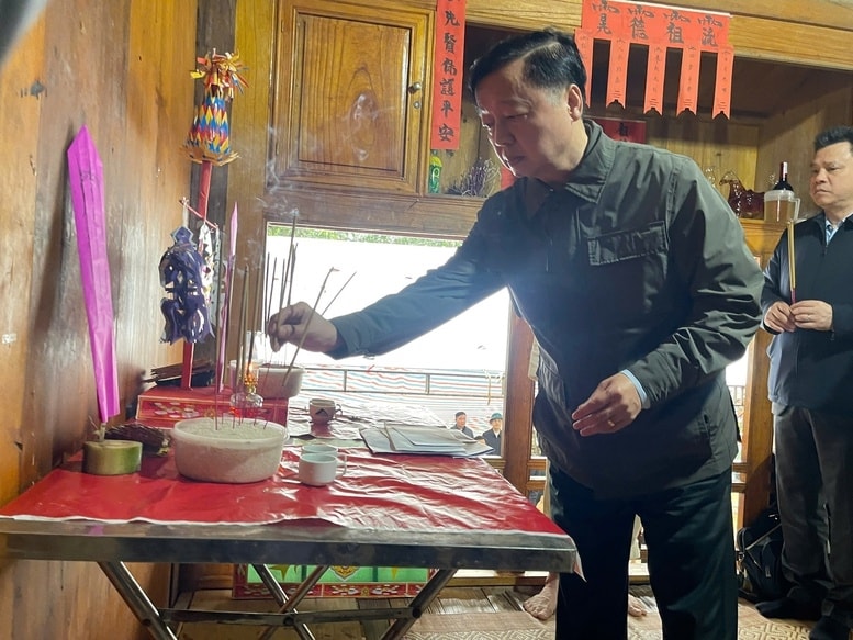 Phó Thủ tướng Trần Hồng Hà thăm hỏi gia đình các nạn nhân vụ chìm tàu chở khách trên hồ Thác Bà