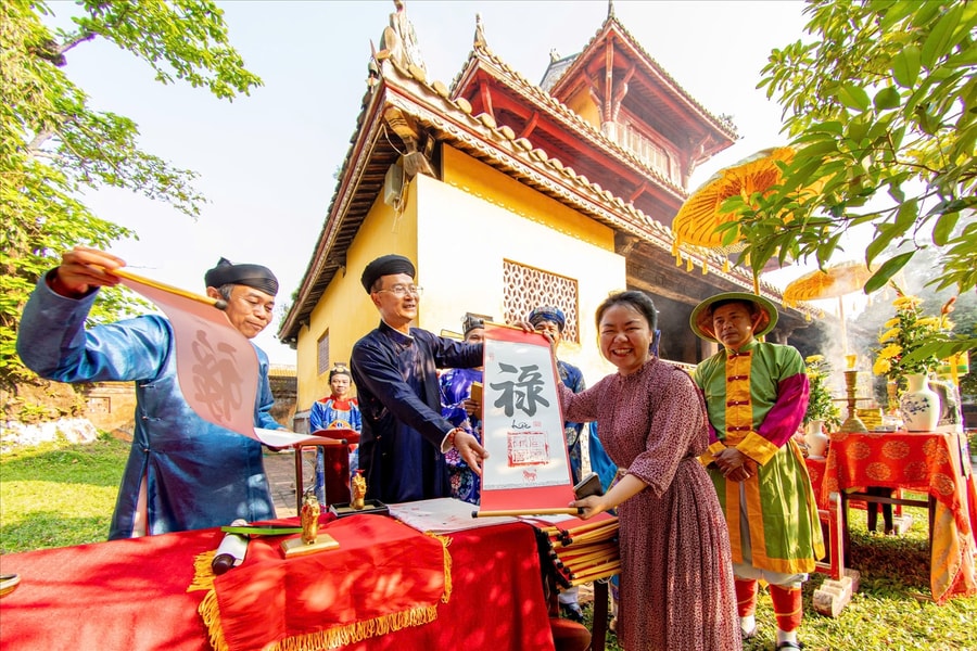 Du khách thích thú khi được tặng chữ tại Lễ hạ nêu Đại nội Huế