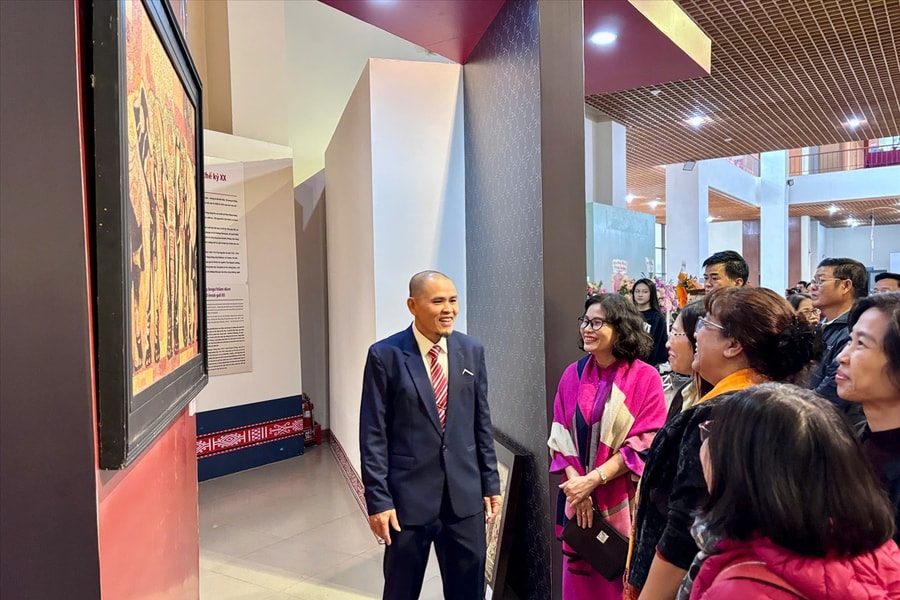 Sắc màu sơn mài hút khách du Xuân