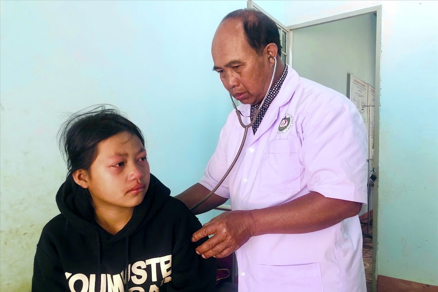 Vợ chồng bác sĩ người Ba Na "gieo mầm" yêu thương cho buôn làng