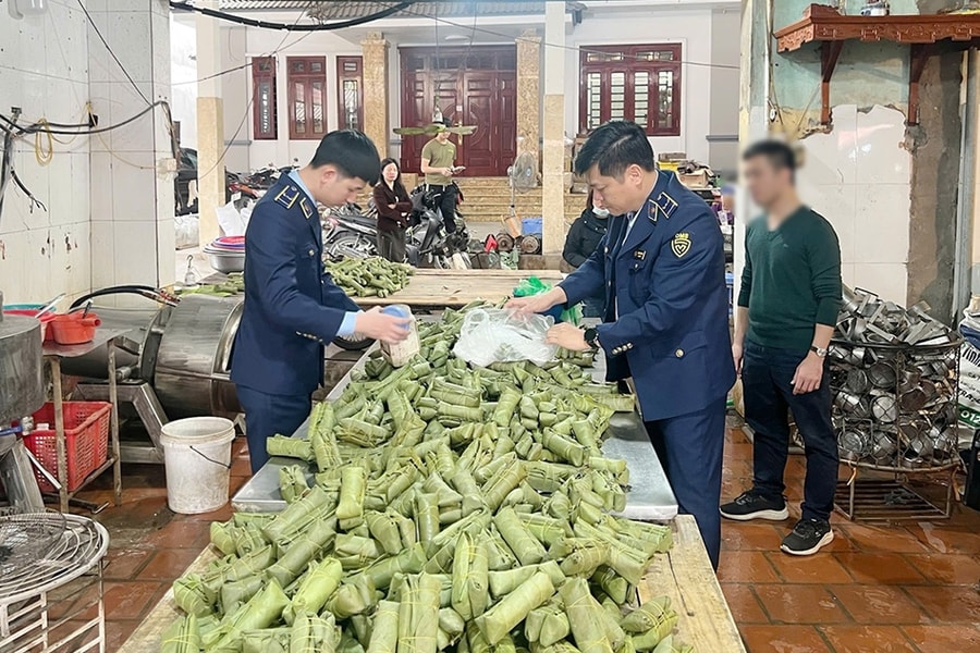 Khởi tố 2 đối tượng sản xuất giò chả chứa hàn the, thu giữ hơn 1,2 tấn thực phẩm