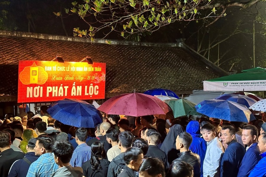 Mưa lạnh không cản bước người dân chờ phát ấn Đền Trần